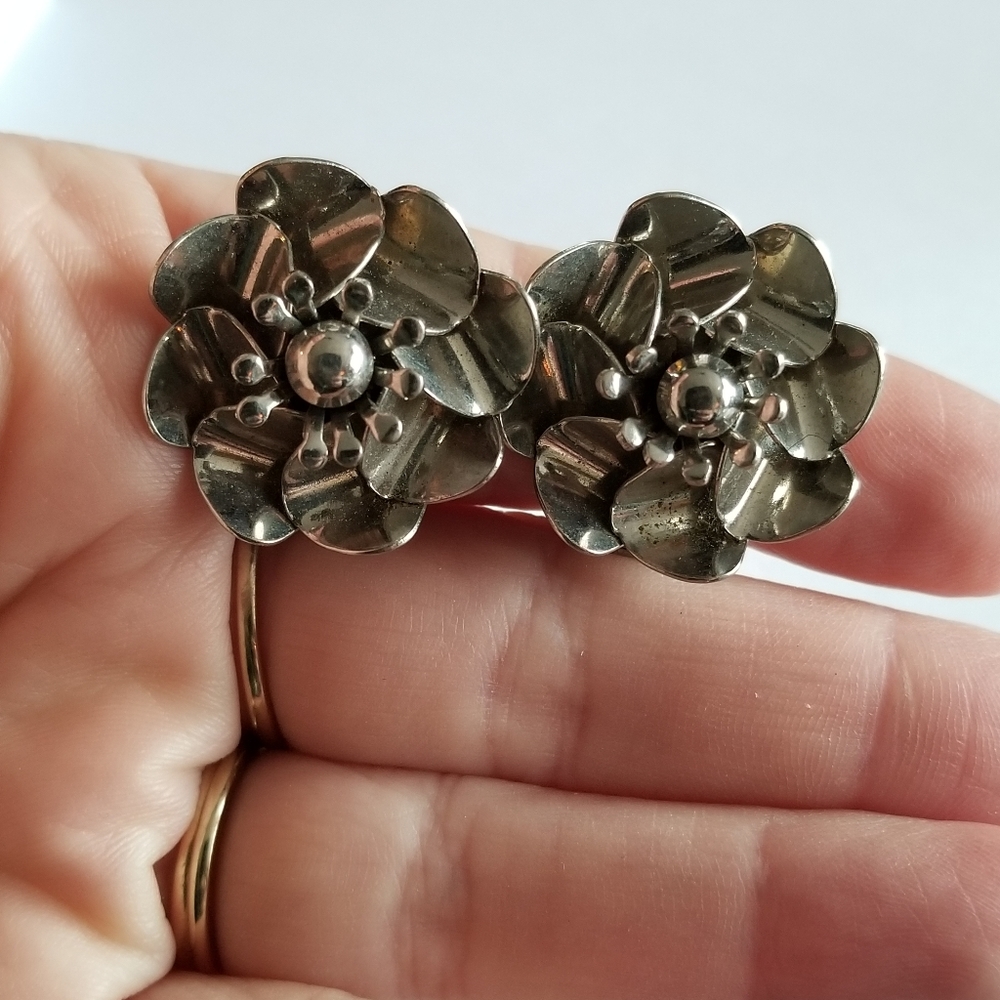 Vintage earrings flower clip on silver tone pinwheel floral chunky propeller - Picture 12 of 13